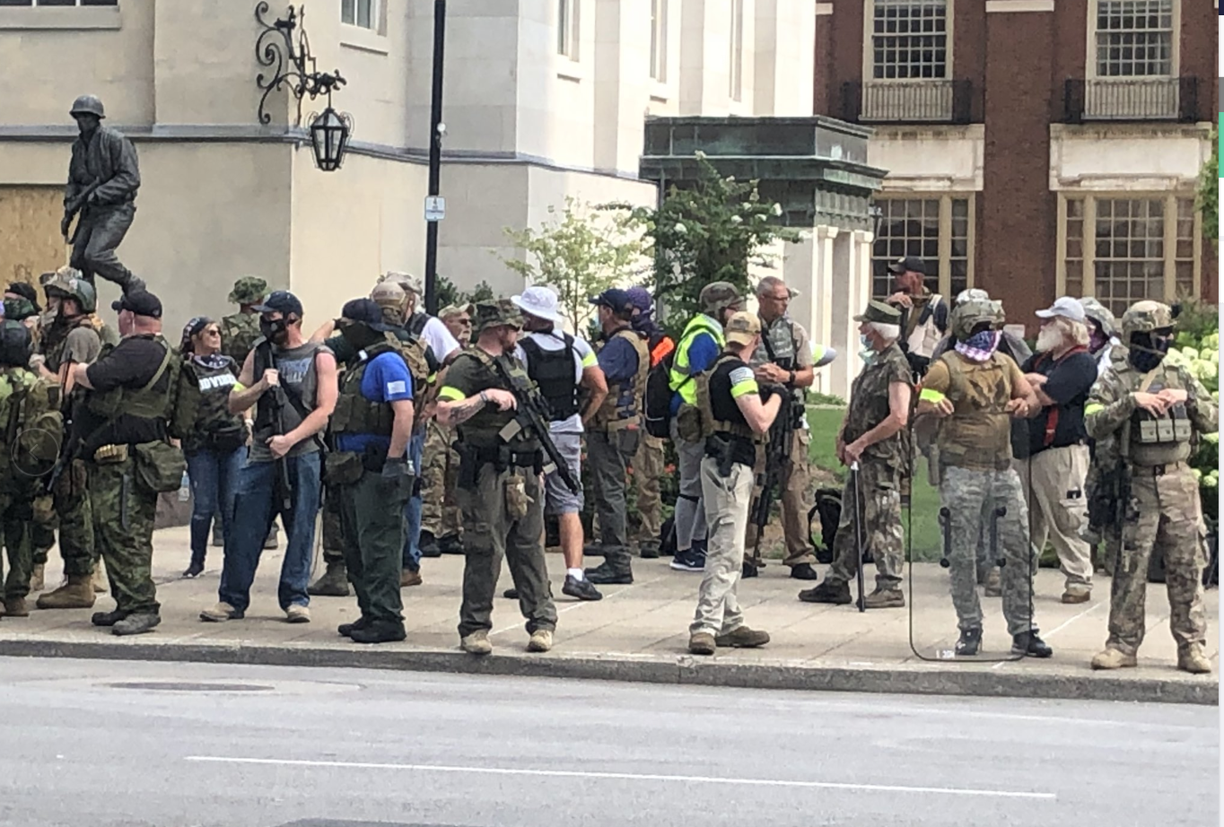 黑人民兵和白人右翼团体持枪对峙枪响了