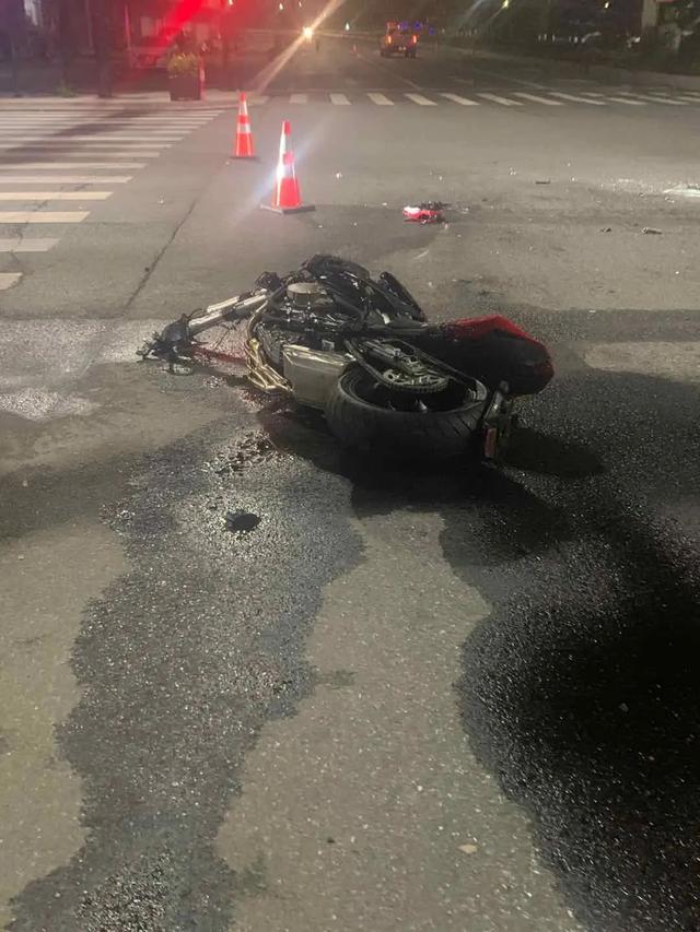 今天凌晨,杭州一摩托车被撞,空中翻滚数圈!车手身亡.交警严正提醒