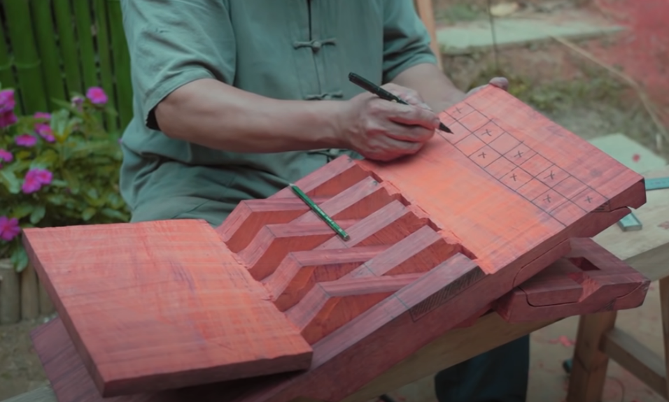 鲁班桌跟凳子制作过程相似,同样是整块木头,在上面标记好需要加工的