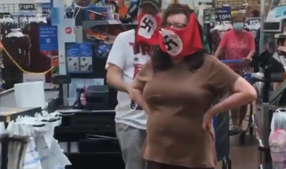 视频中，该名女子戴着印有纳粹图案的口罩