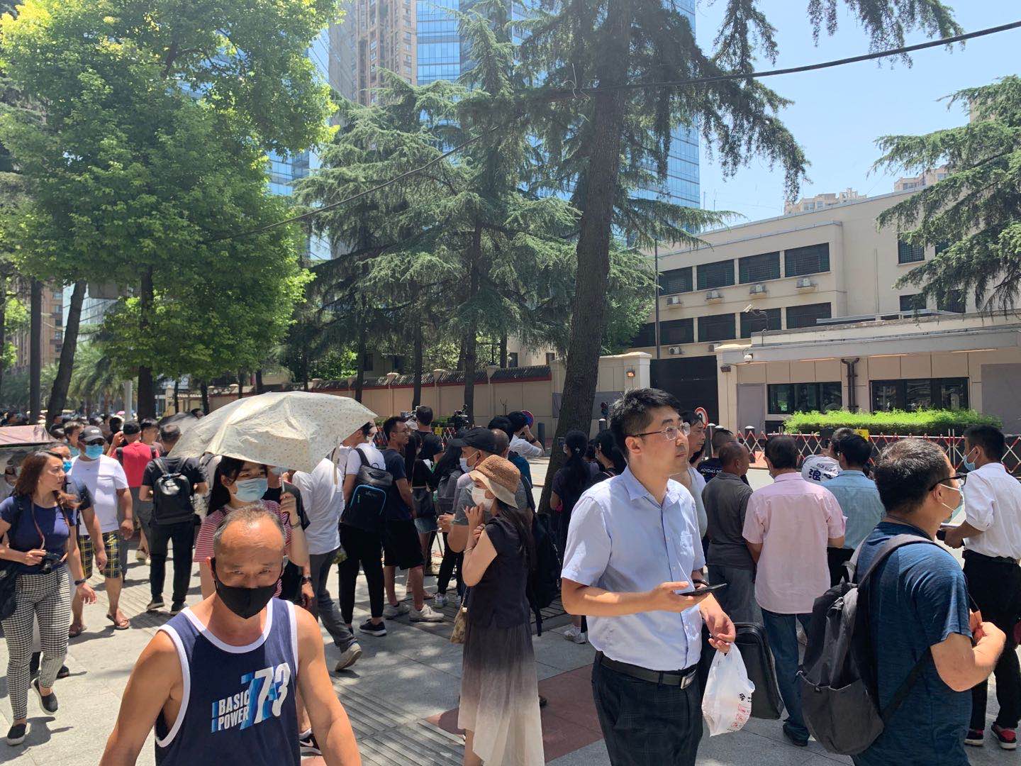美领馆对面的通道上不断有参观民众来来往往