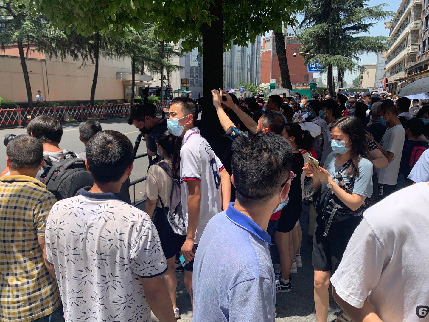 媒体和围观民众挤满了通道