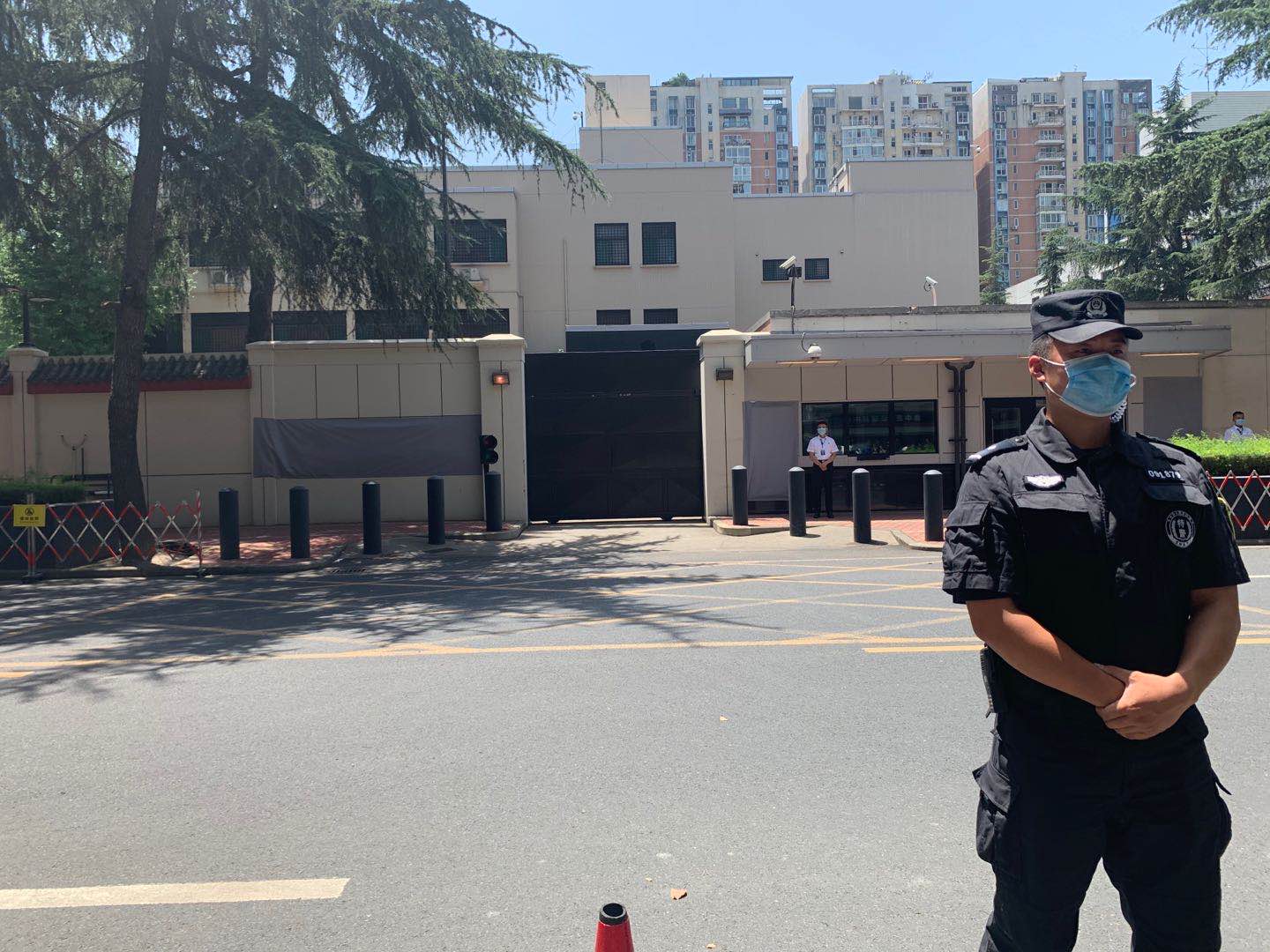 美领馆关闭后,特警仍在外围执勤警戒。