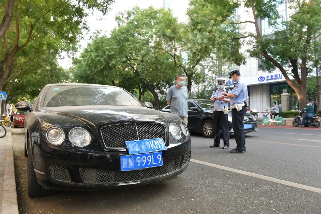 北京街头,这辆宾利车为何悬挂捷豹车的号牌?一查车主原来