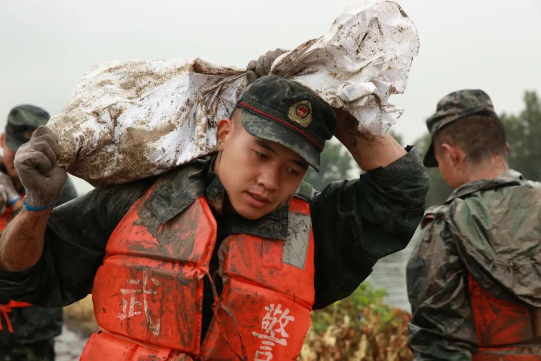 是他们撑起抗洪抢险第一线