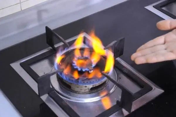 燃气灶一开火就变色火焰发黄可不行赶紧找机关