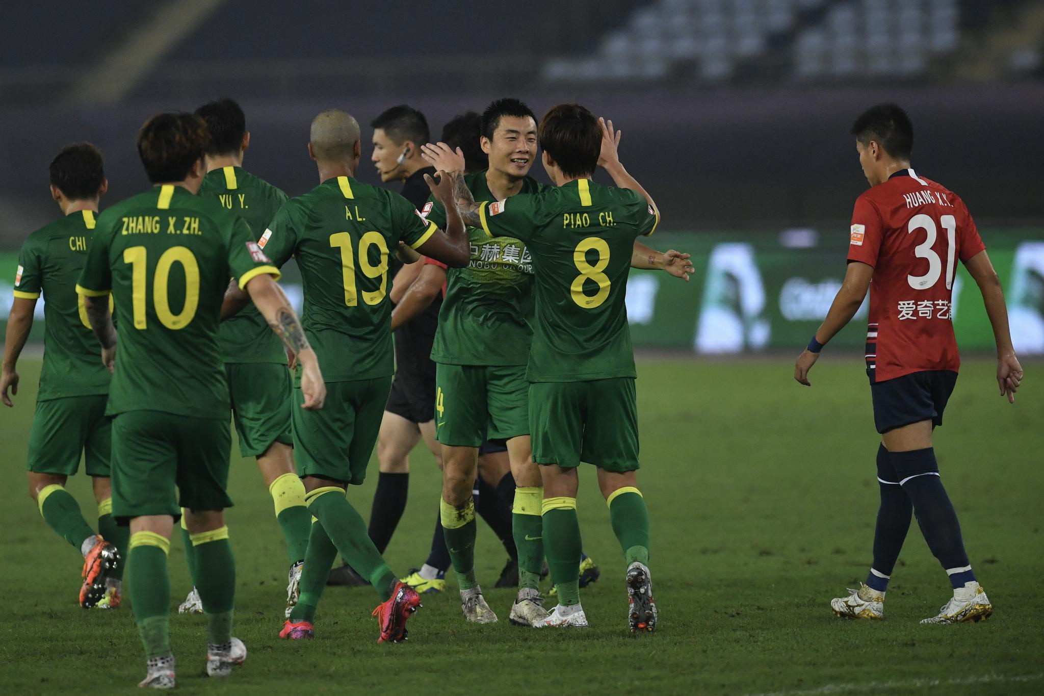 国安昨晚少打一人仍战胜对手。新京报记者吴江摄