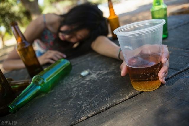 上海女子醉酒被
