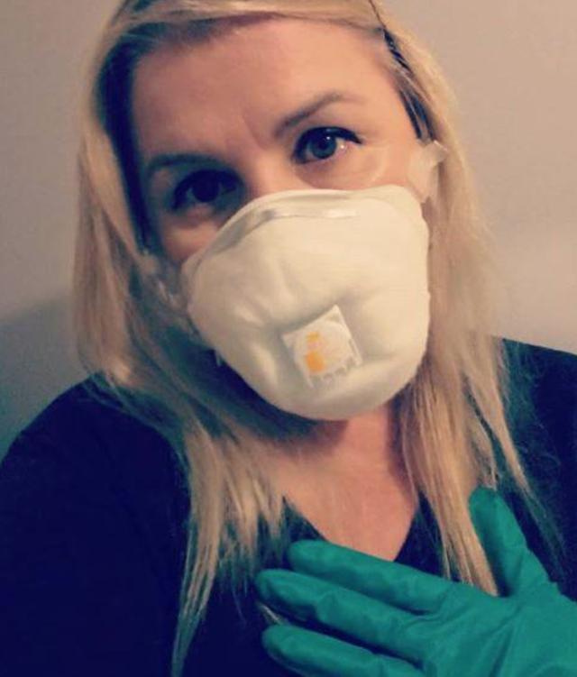 澳洲女烧口罩公然挑衅法律,网友直接扒其戴口罩接睫毛