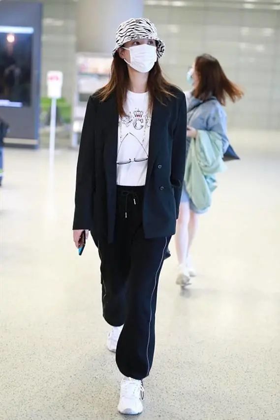 郑希怡真会玩,西装混搭运动裤潮流个性,171cm身高走出超模气场
