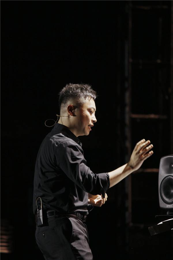 彩虹合唱团载誉归来 金承志把幕后排练搬上了户外舞台