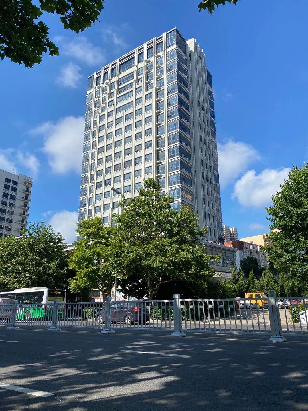 喂,我在青岛市南京路110号有栋大楼!所以…我养你啊!