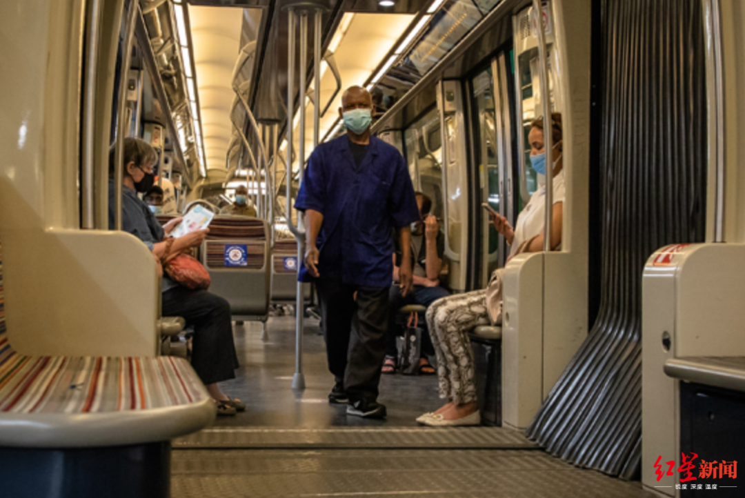 ▲7月20日，在法国巴黎，人们戴着口罩乘坐地铁。（图片来源：新华社）