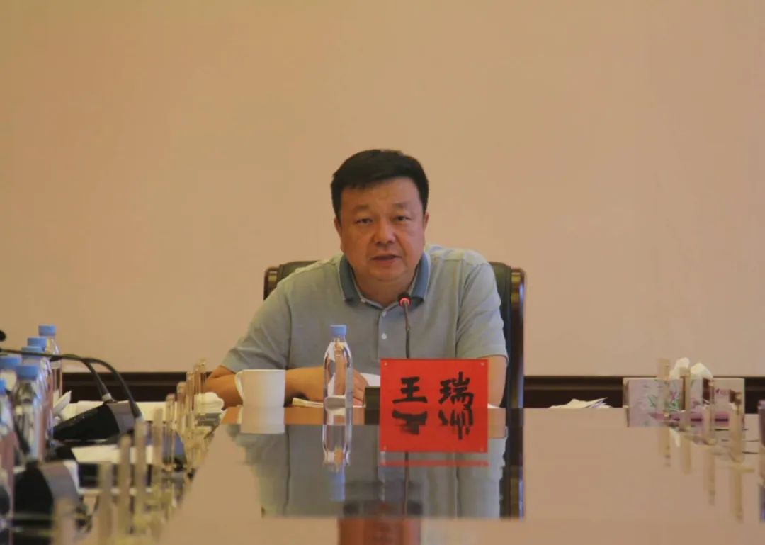王瑞指出,今年是全面建成小康社会和"十三五"规划收官之年,突如其来的