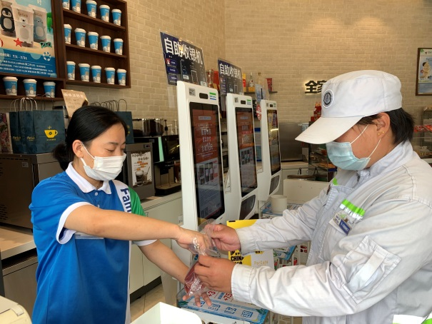 全家便利店为北京,上海环卫工人送上夏日福利