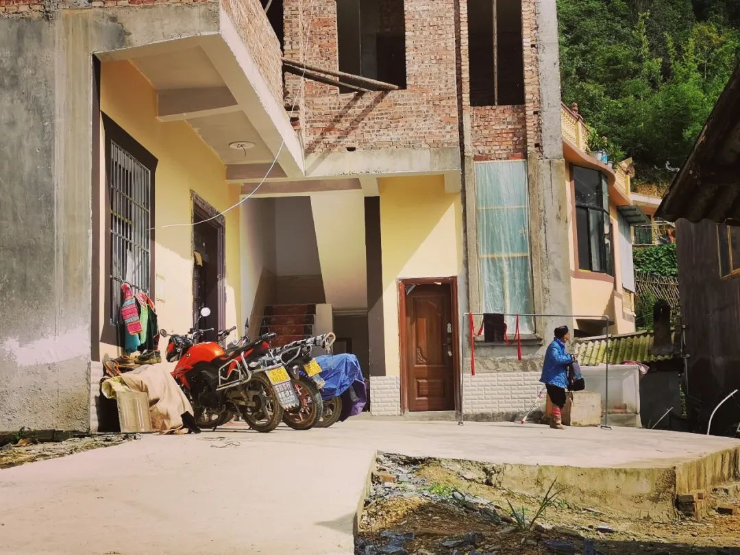 村里的"半边楼".