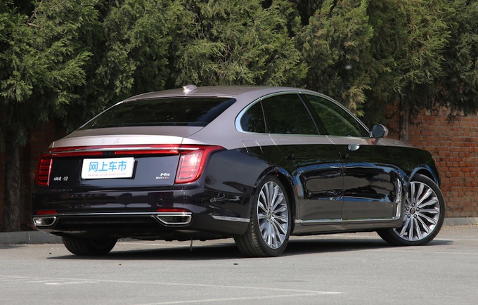 红旗h9加长版实车街拍,白红双色车身,看完真以为是迈巴赫