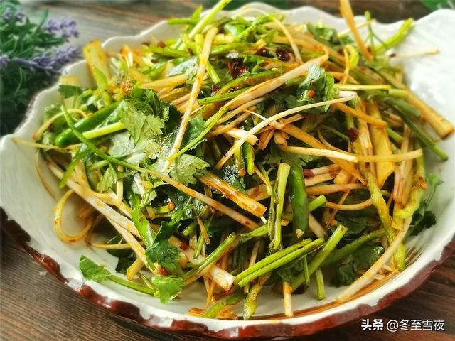 1棵大葱,几个尖椒,1把香菜,教你做东北老虎菜,开胃爽口助消化