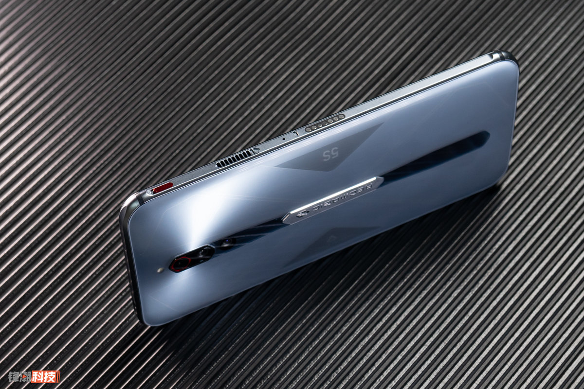 红魔5s游戏手机图赏:深邃灵动的冰风银翼