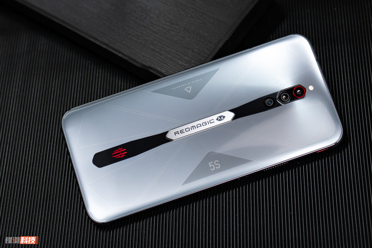 红魔5s游戏手机图赏深邃灵动的冰风银翼