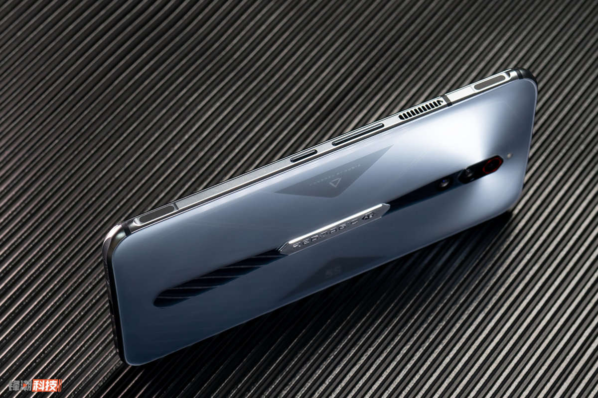 红魔5s游戏手机图赏深邃灵动的冰风银翼