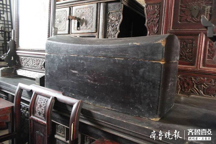形状像枕头,里面被分隔成三部分,是古代大户人家放珠宝金银的宝箱
