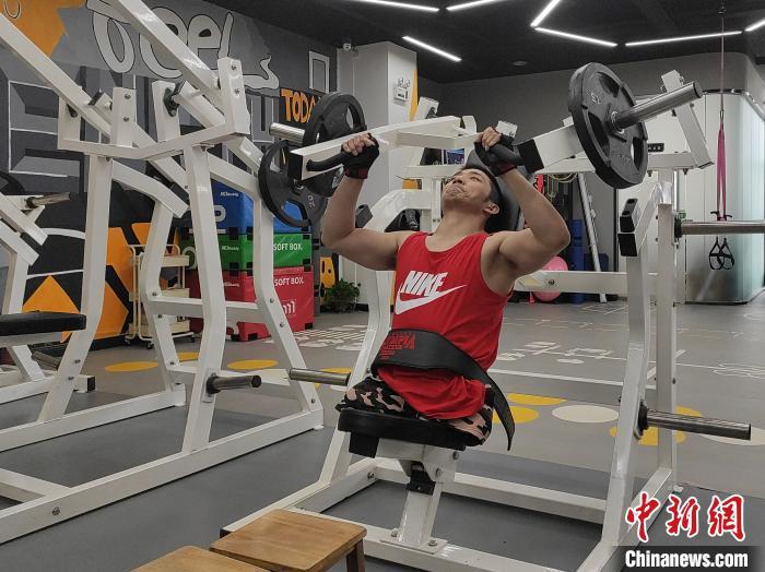 图为无腿男孩杜海正在健身房进行力量训练。 赵晓燕 摄