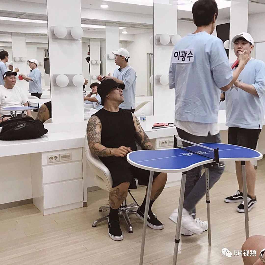 tiny哥更新与成员合照