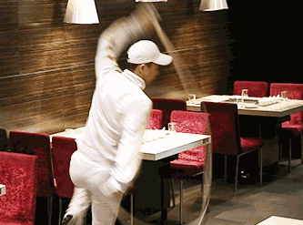 ▲抻面表演，也是员工群策群力搞出的创意，后来成为海底捞的一大特色