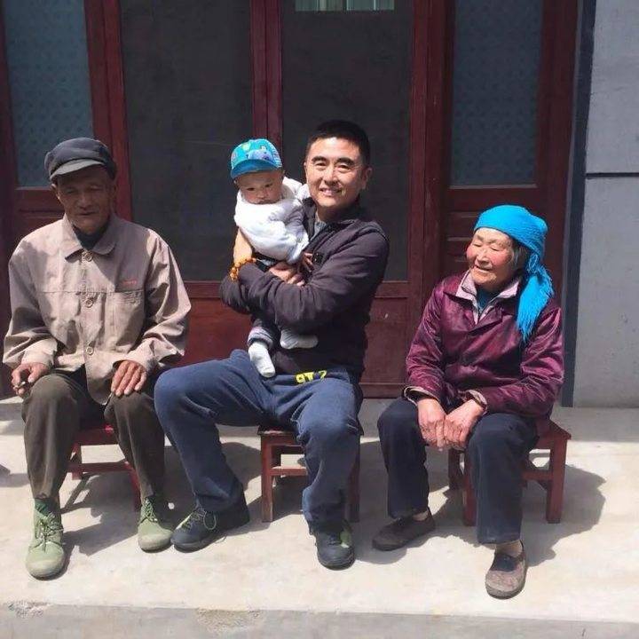 次日凌晨,梁光明从派出所返回医院不久,也从医院大楼跳了下去.