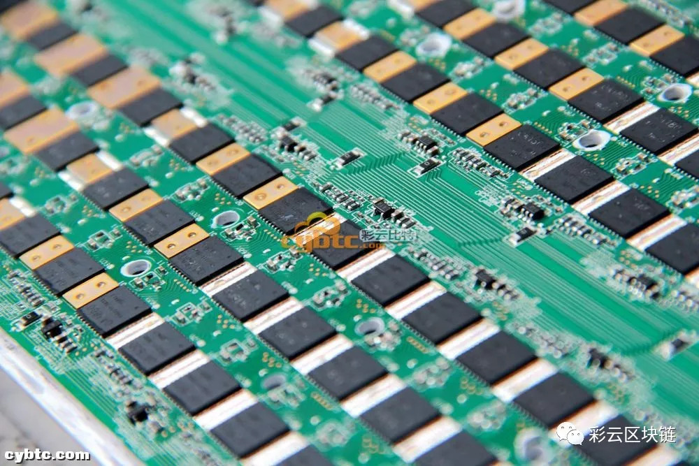 ▼算力板使用串联供电设计,每台矿机内置三块算力板,每块算力板有105