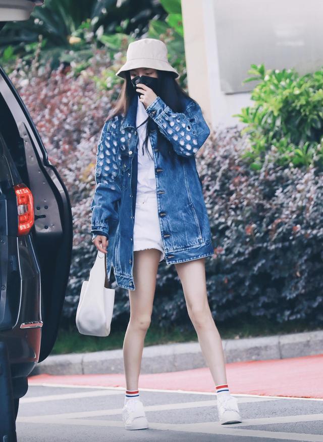 "杨幂"携大长腿走机场,穿黑t恤配玫红网纱内搭,大玩下衣失踪