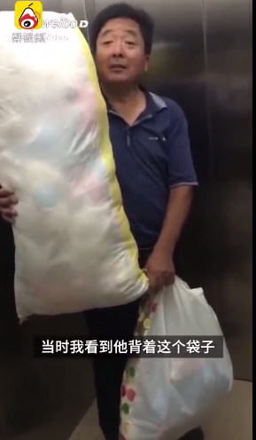 爷爷进城给孙女背了一麻袋娃娃!