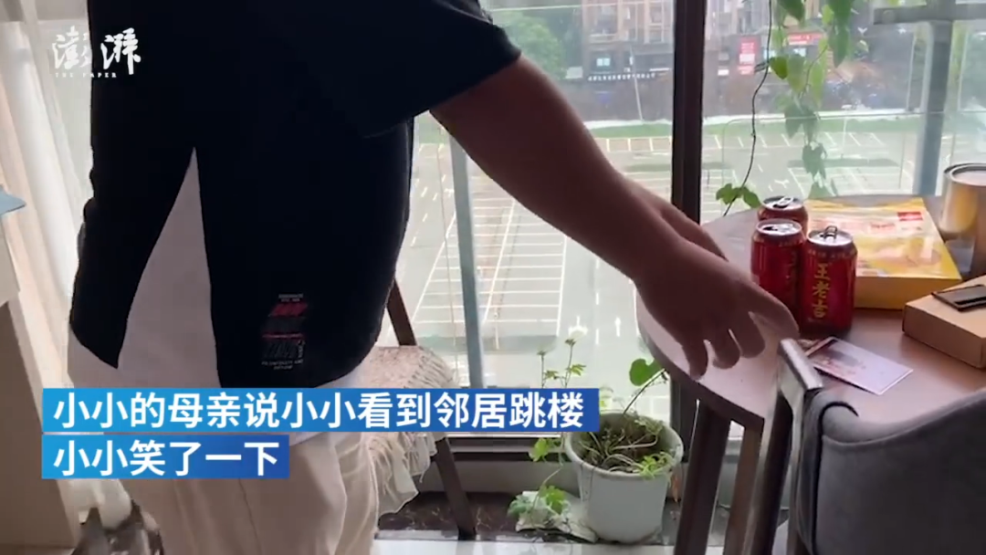 14岁女儿看到邻居坠楼,笑了,回家不到10秒也跳下