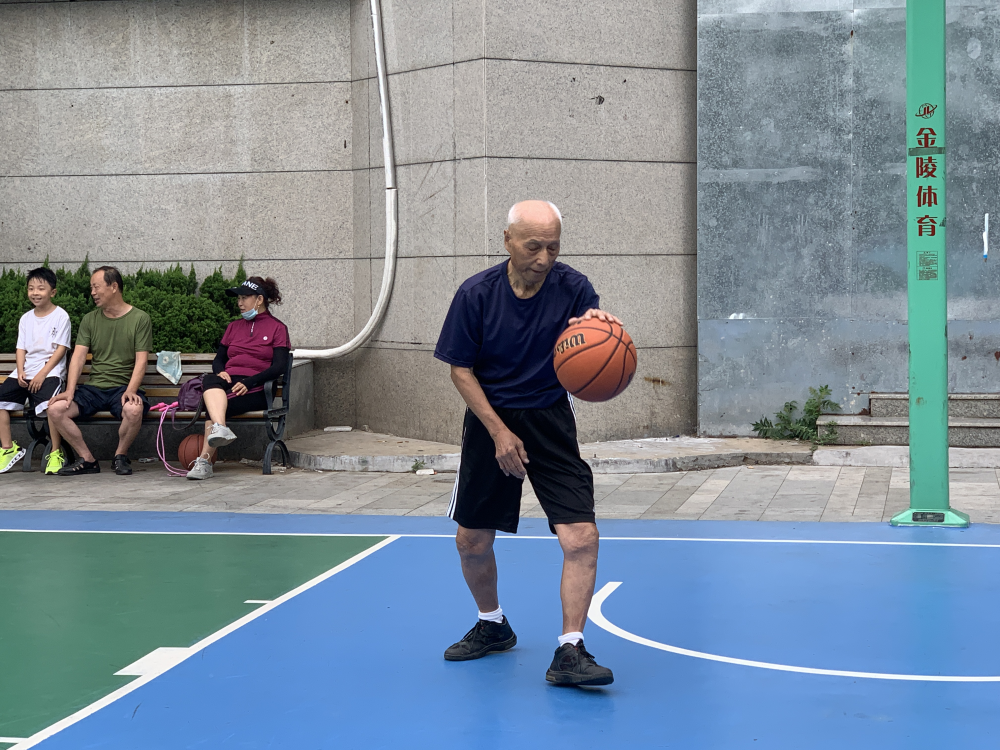 51秒丨92岁硬核大爷坚持打篮球70年