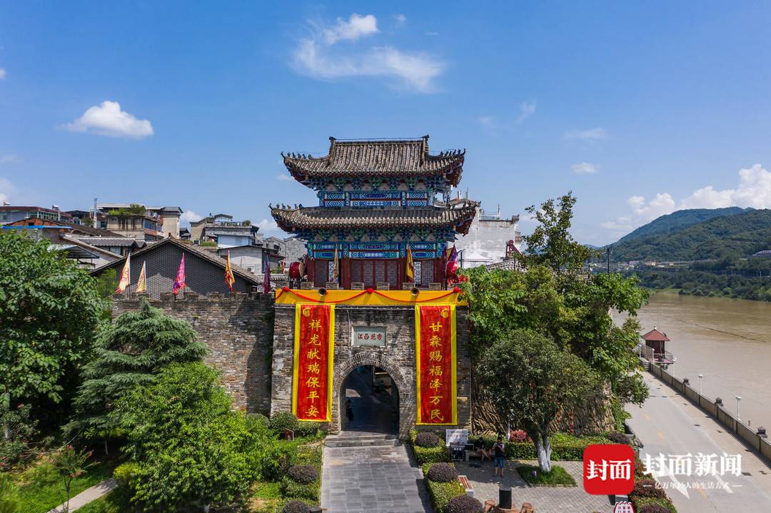 陕西石泉:千年民俗古城祈福 泼水聚福肆意撒欢