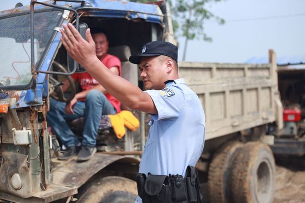暴雨催响集结号02众志成城保安澜