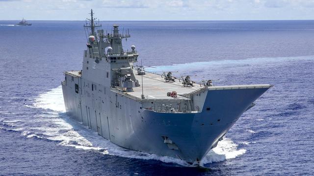 日本和澳大利亚两国的护卫舰以及驱逐舰,分列在"里根号"航母两边,场面