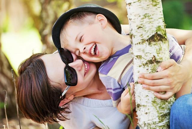 智慧的母亲自带绝情儿子躺地大哭30分钟妈妈无奈蹲地陪伴