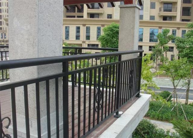 露台护栏只有1m高因不能封将其机智加高50cm安全又防晒