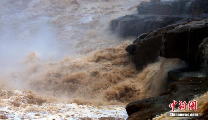 7月21日，晋陕大峡谷的黄河壶口段受黄河中上游降雨和水库调水影响，水流量大增，使得壶口主副瀑布连成一线，游客们在这里欣赏到难得一见的绵延数百米的壮美瀑布群。图片来源：人民视觉