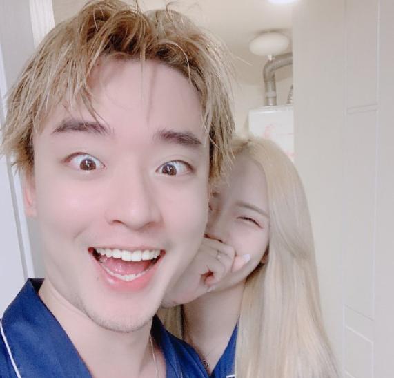 大舅子与老婆晒自拍,做出"自毁颜值"的表情?长得太像糖小幽