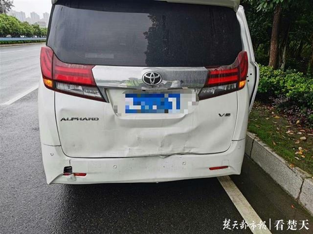三车追撞一车逃逸,武汉交警平到孝感3小时将其抓捕