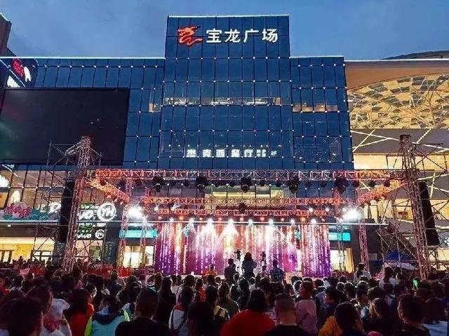 宝龙广场夜市位于涪陵,烤肉串,小龙虾,烤鱼.