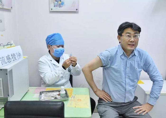图:此前高福在接种流感疫苗,图源:健康报