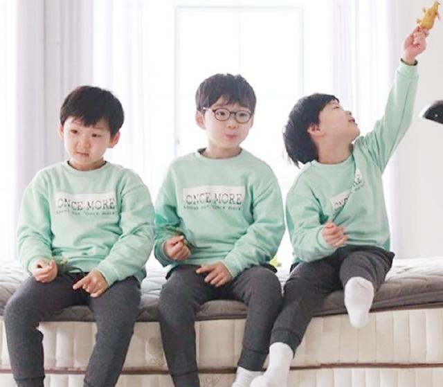 夫妻带6个娃同时"炸街",队形回头率100%,网友:痛并快乐着|多胞胎