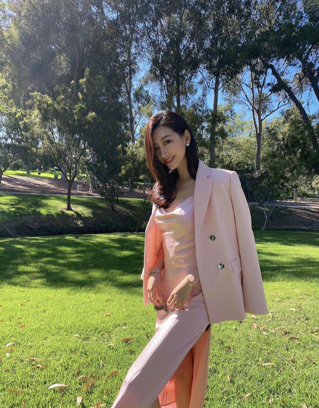 温雅在国外真像贵妇,穿粉色吊带缎面连衣裙配西装,优雅又贵气