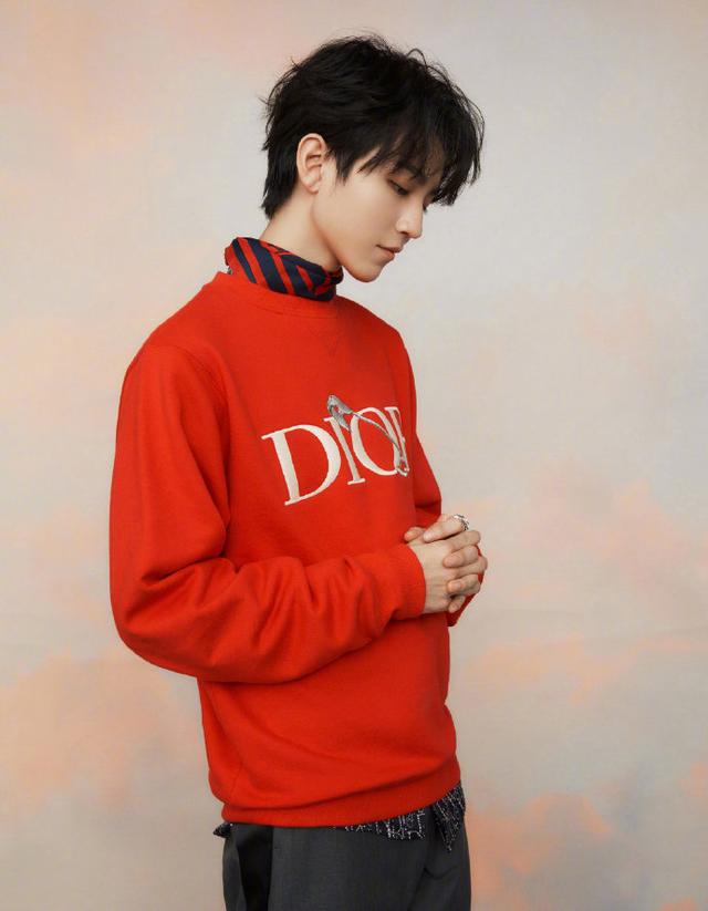 王俊凯搭配橘色上衣,尽显俊朗少年气质
