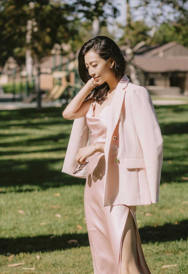 温雅在国外真像贵妇,穿粉色吊带缎面连衣裙配西装,优雅又贵气