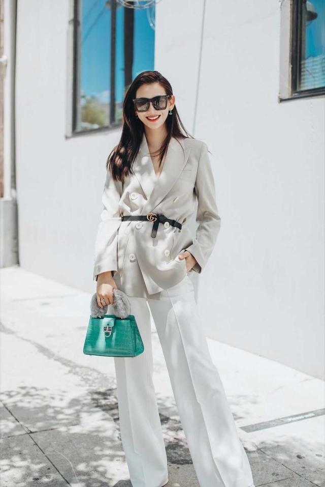 温雅在国外真像贵妇,穿粉色吊带缎面连衣裙配西装,优雅又贵气